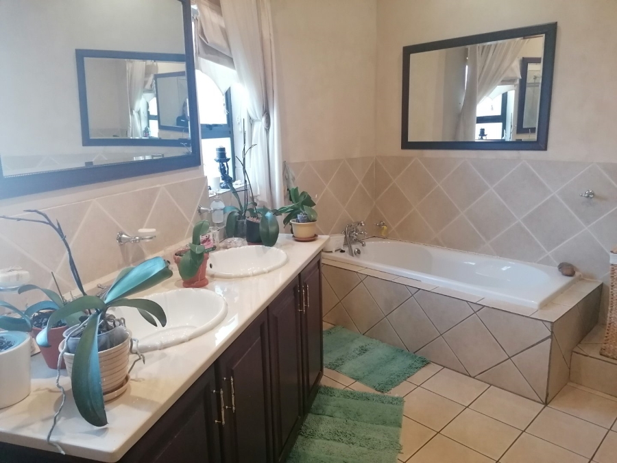 5 Bedroom Property for Sale in Doringkruin North West